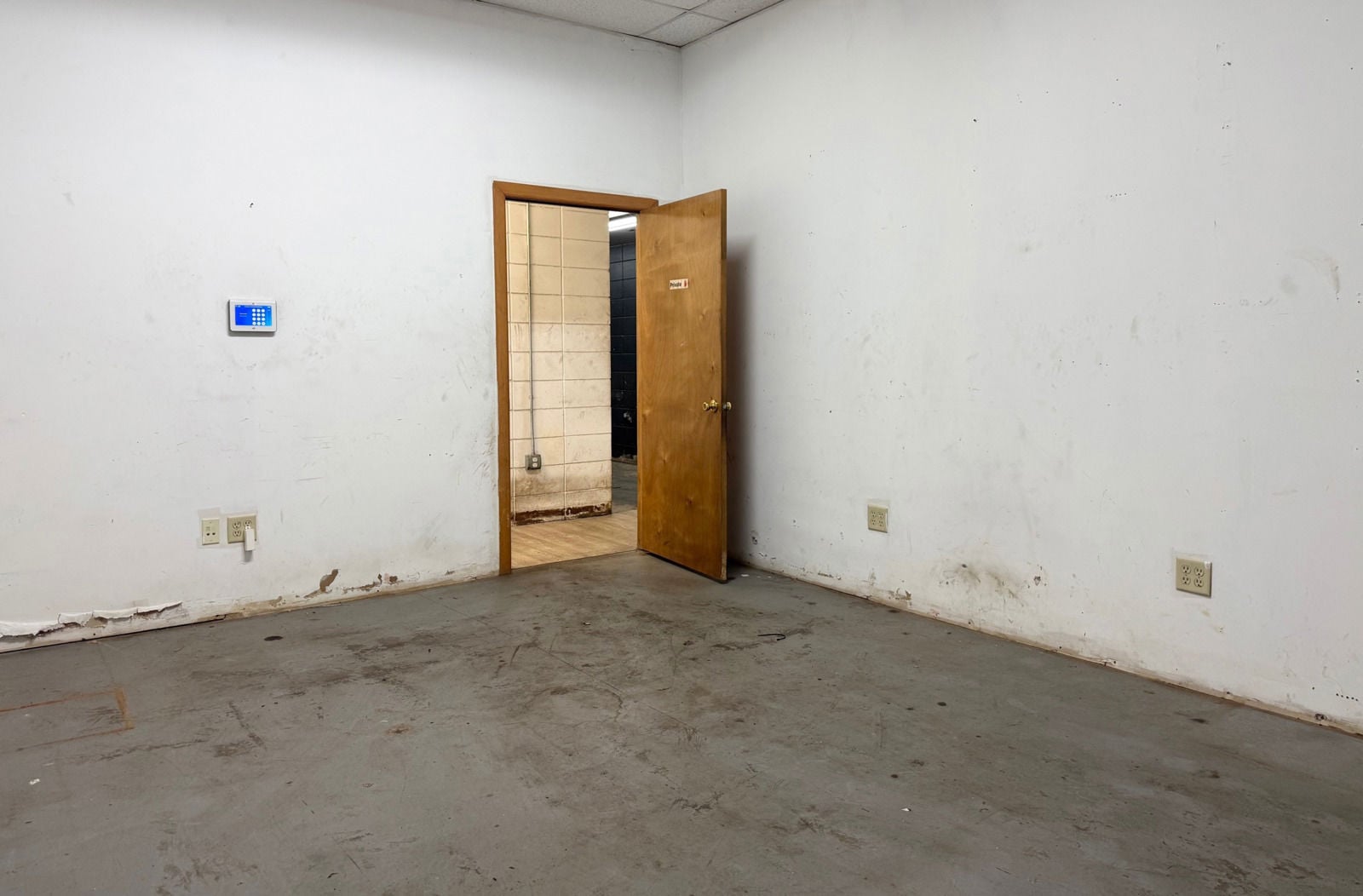 Service garage located in Southroads Technology Park 1003 Fort Crook Road North - Image 7