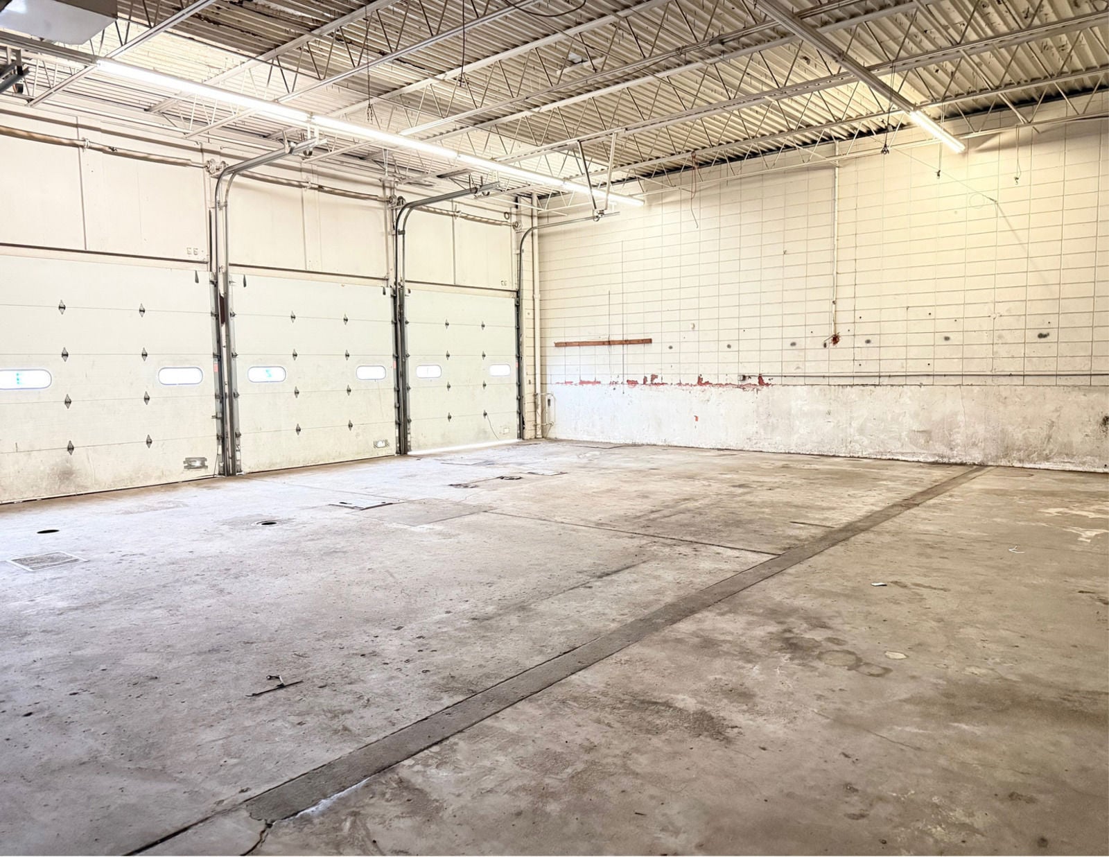 Service garage located in Southroads Technology Park 1003 Fort Crook Road North - Image 3