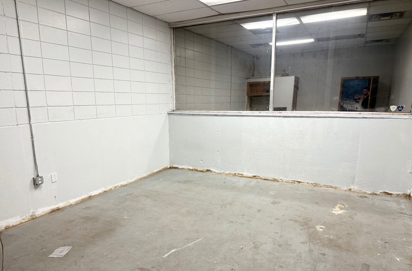 Service garage located in Southroads Technology Park 1003 Fort Crook Road North - Image 6