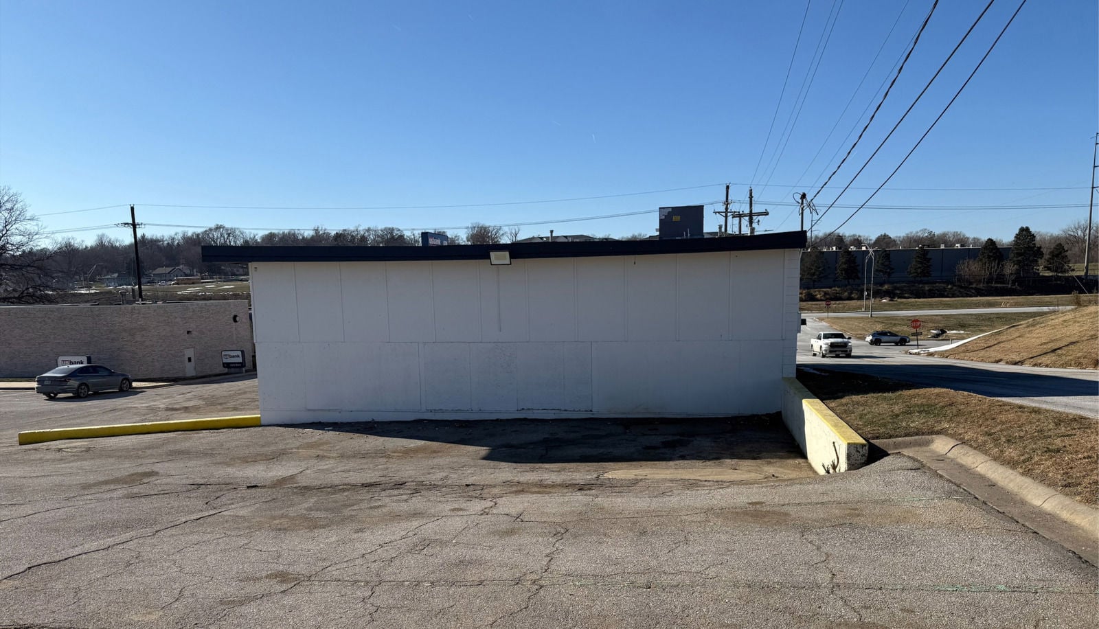 Service garage located in Southroads Technology Park 1003 Fort Crook Road North - Image 9