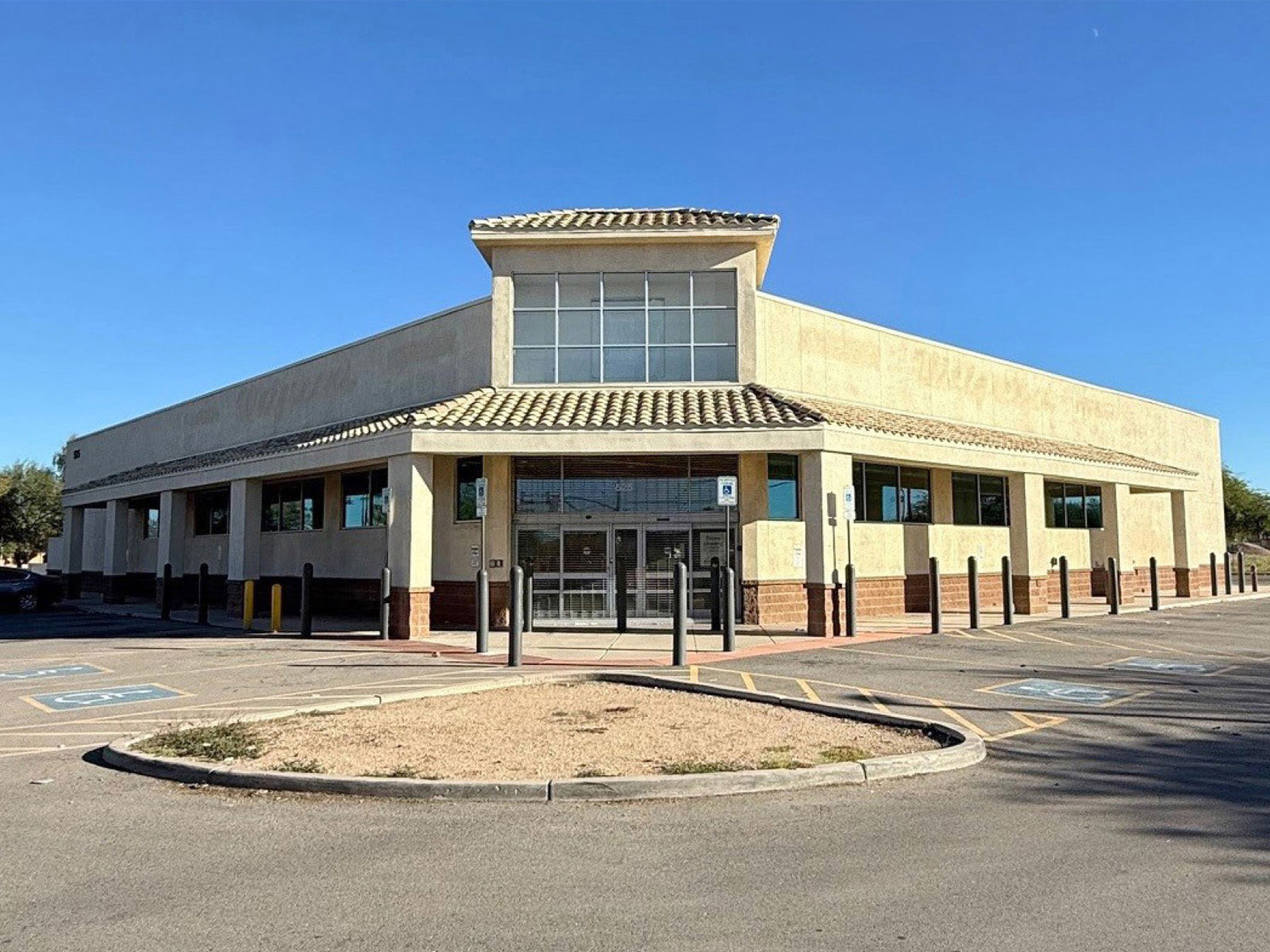 525 W Valencia Rd - Cover