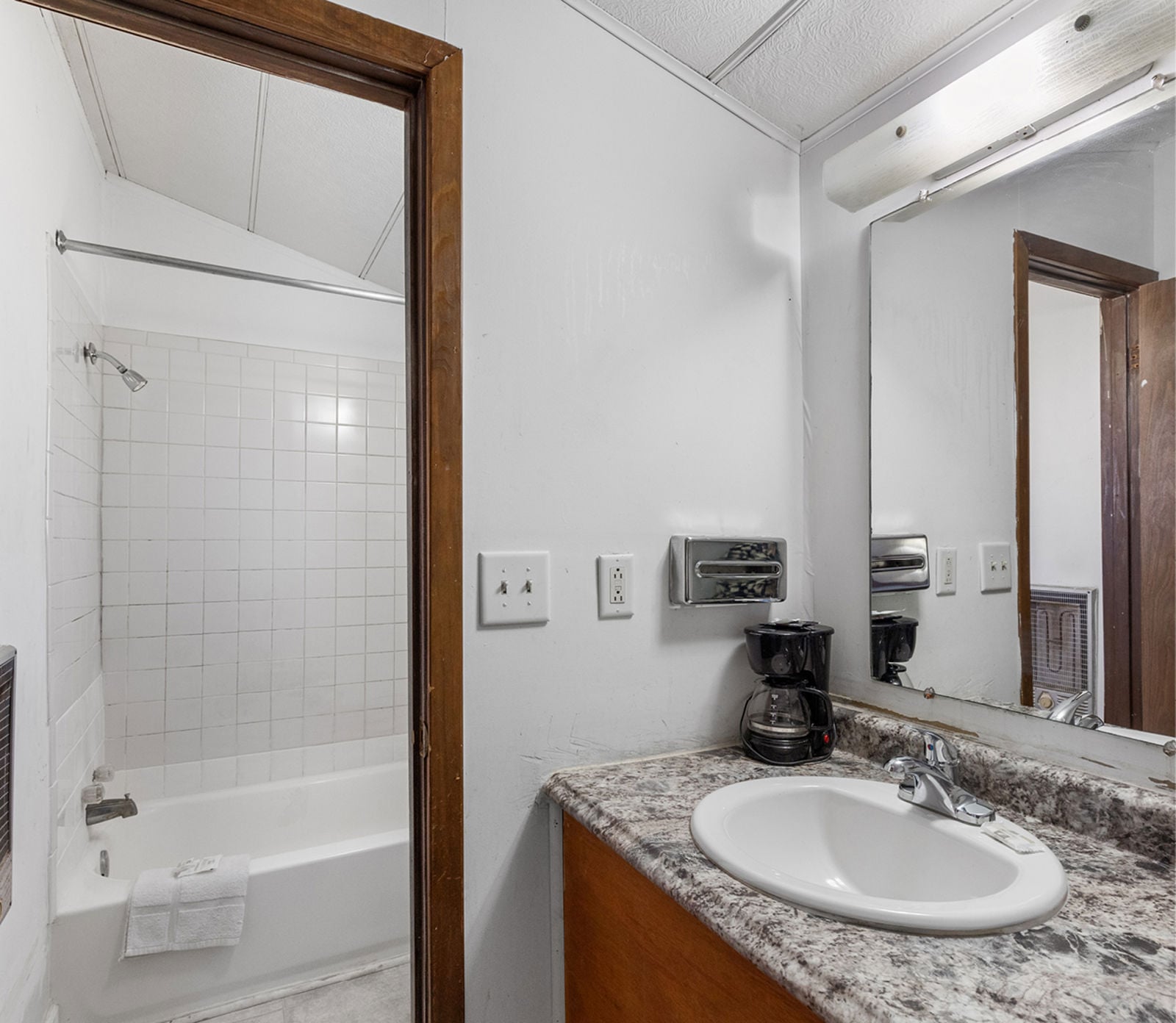 UNDERWOOD MOTEL ON MULBERRY 24936 Mulberry Lane - Image 10