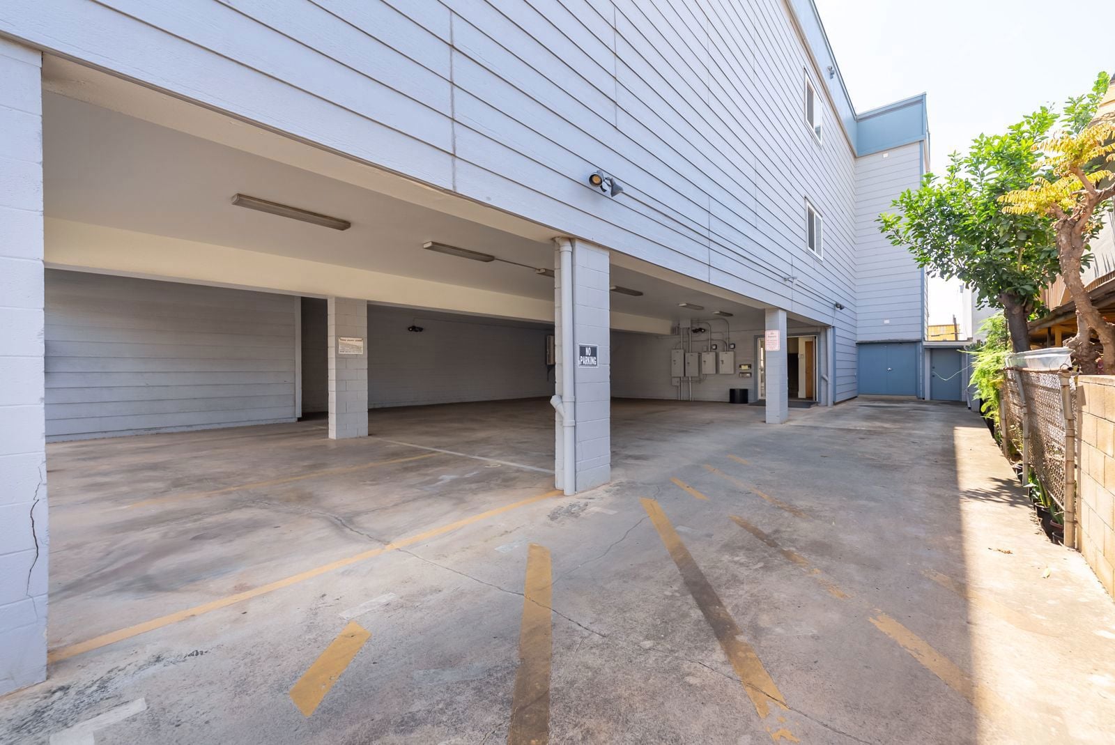 08173_Exterior_parking