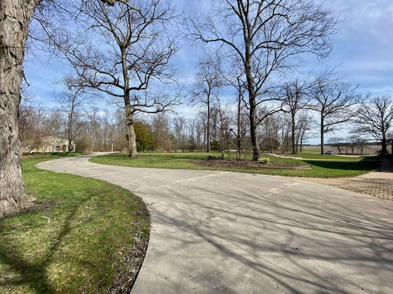 large_a0c4d765-932f-438e-b3c1-a802d62c607c.driveway