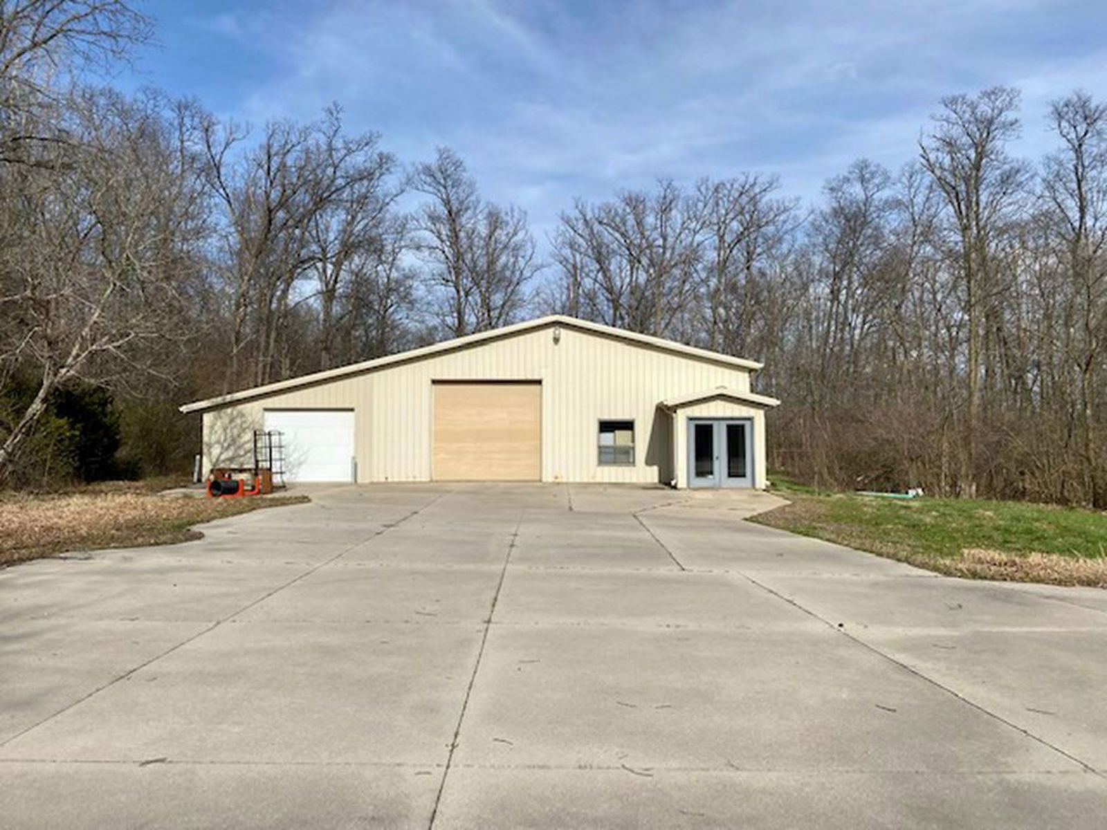 large_9441e129-8caf-4e99-8c90-3ce38deaeb35.warehouse