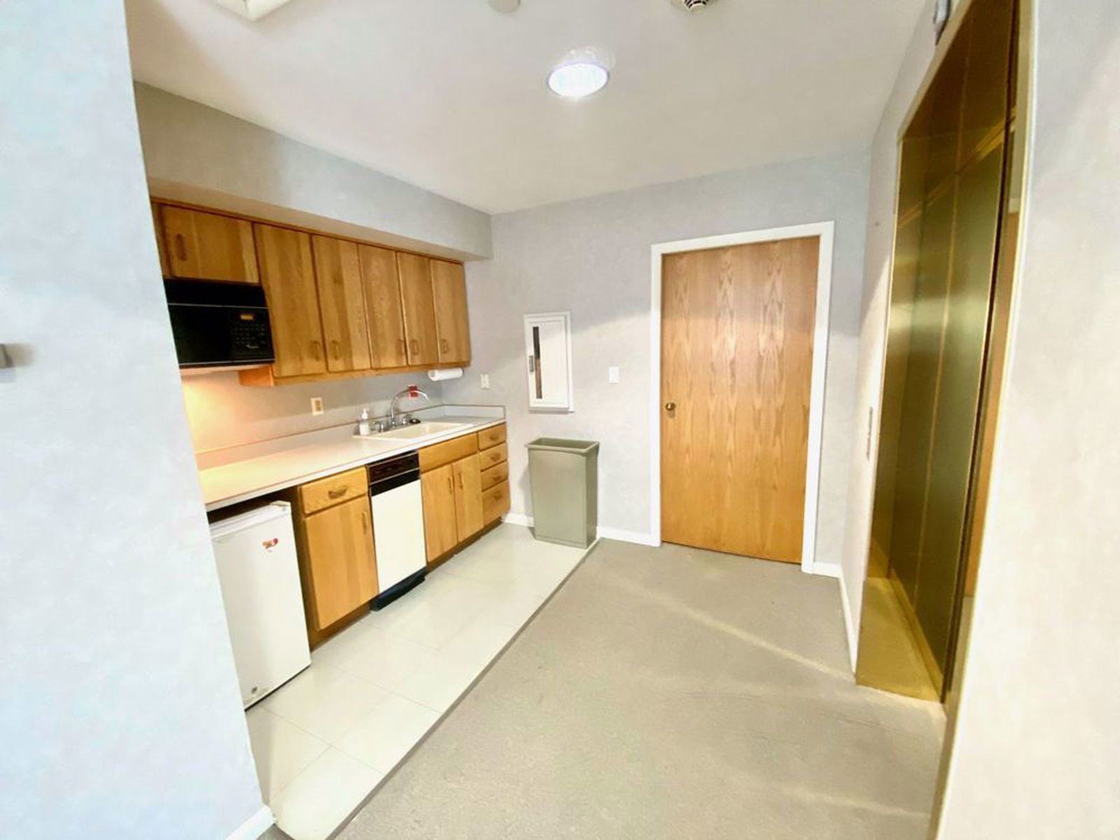 large_d1046a43-56ae-4aa2-8e8b-08a0dd274d68.exec-suite-kitchenette