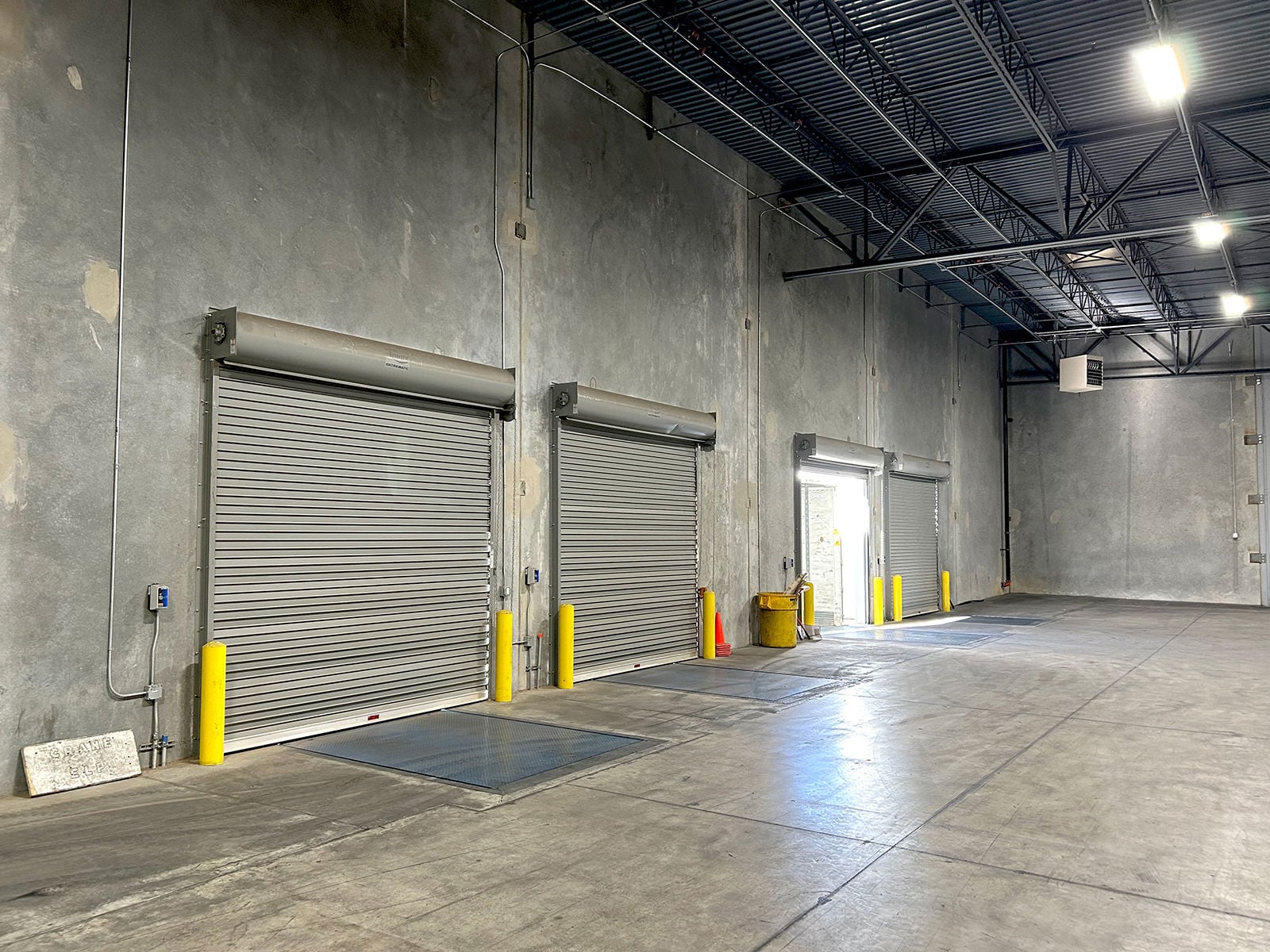 14701 Gateway Blvd W - Dock Doors