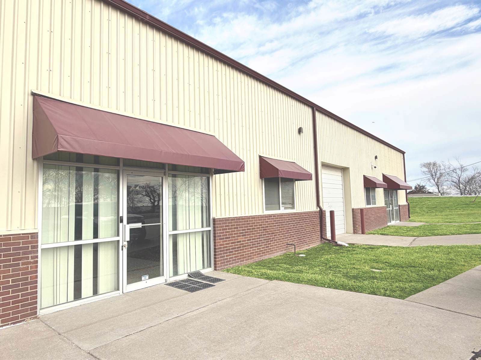 RARE OWNER/USER OPPORTUNITY ON I-80 301 Northwest 27th Street - Image 12