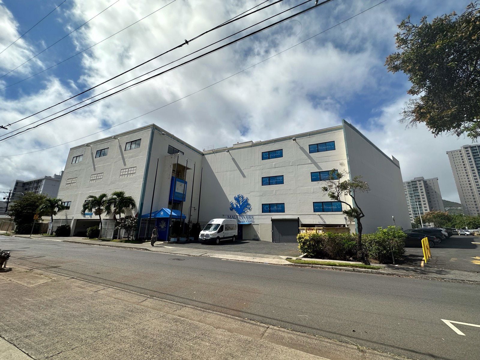 1520 Liona exterior picture