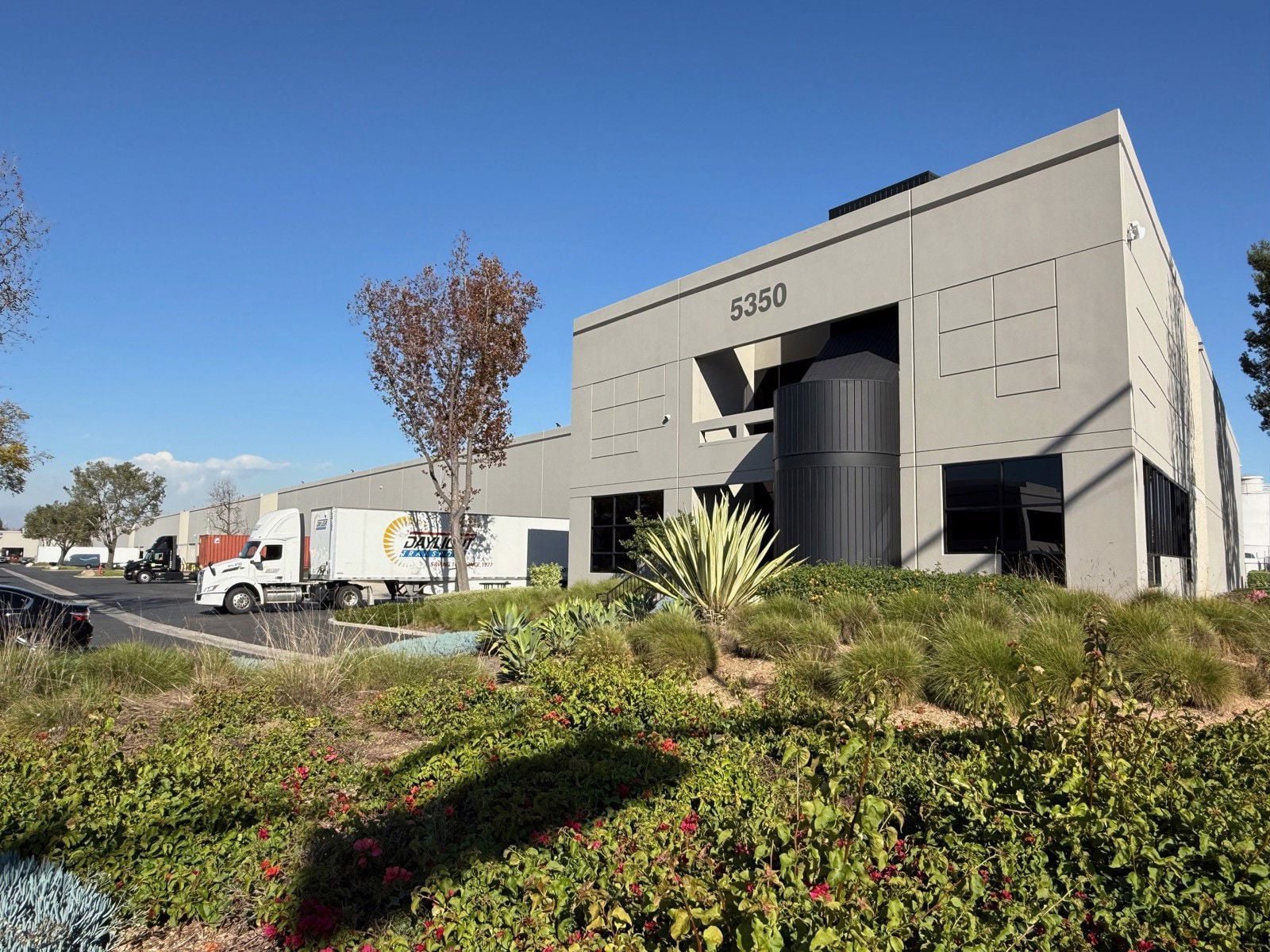 5350 Zambrano - Main Pic