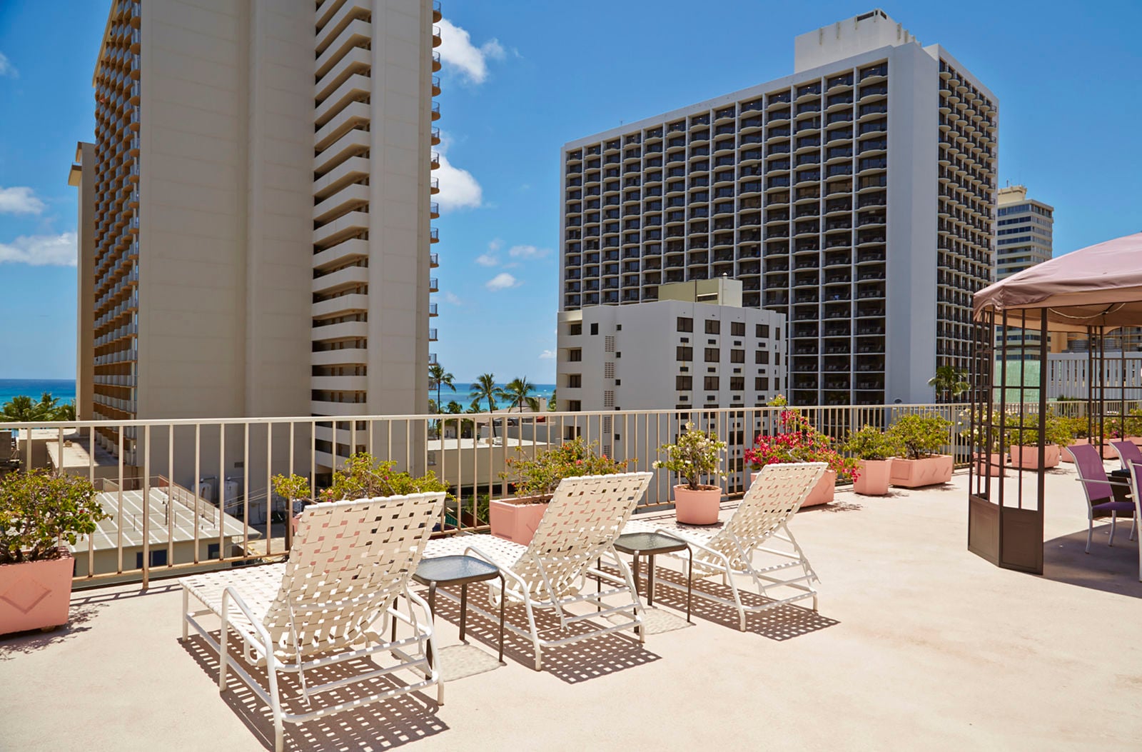Ewa_Hotel_Waikiki_Sundeck