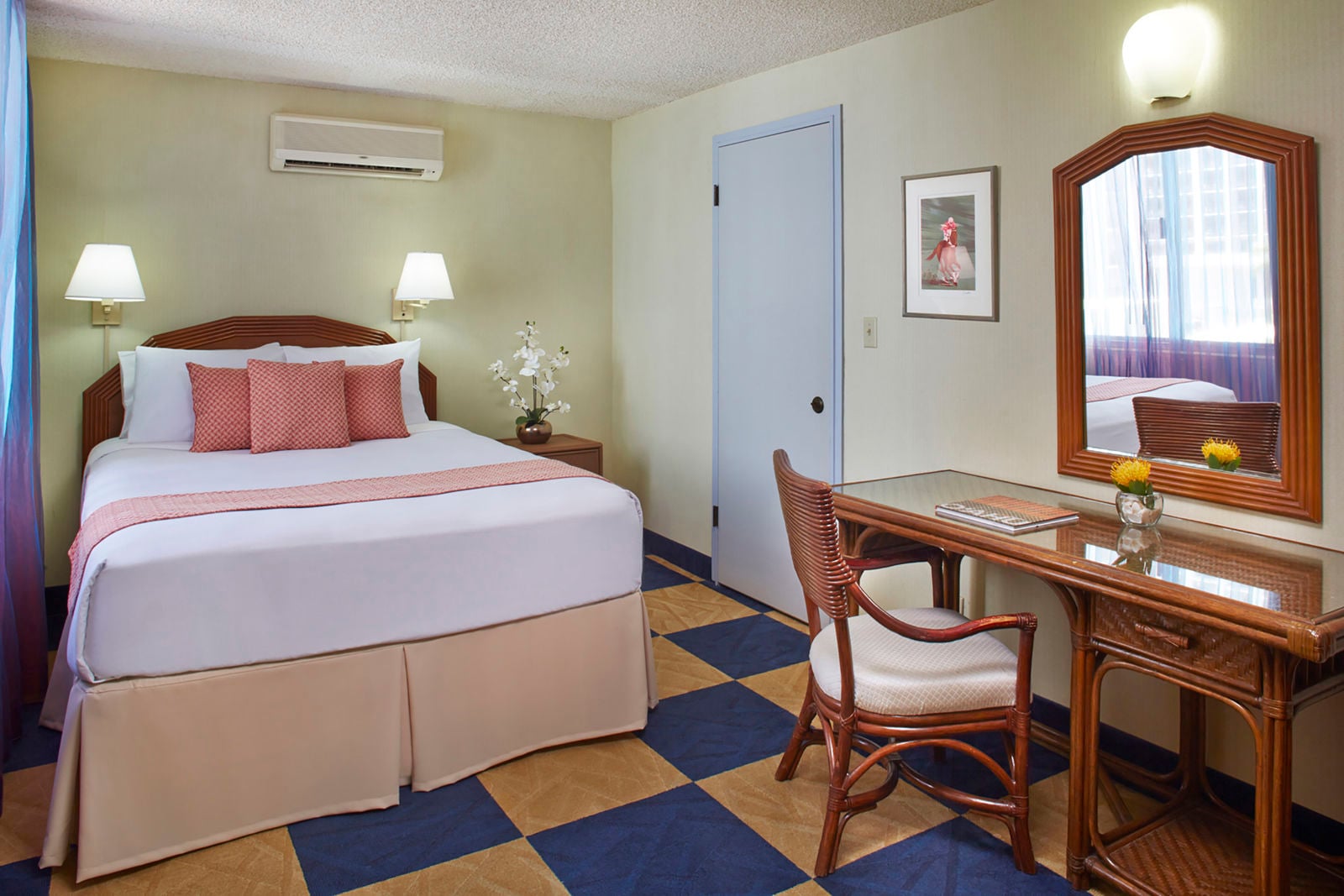 Ewa_Hotel_Waikiki_Moderate