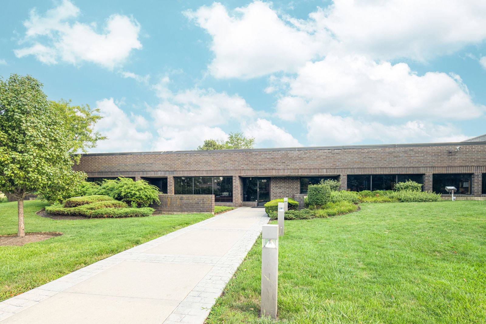 600KnightsbridgePkwy_2023_PropertyPhoto_bt40783 2.JPG