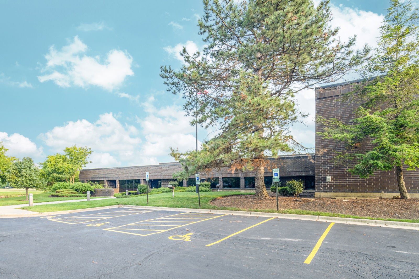 600KnightsbridgePkwy_2023_PropertyPhoto_bt40783 1.JPG