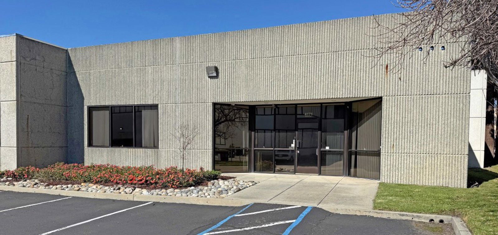 4171 Bus Center_Cover photo