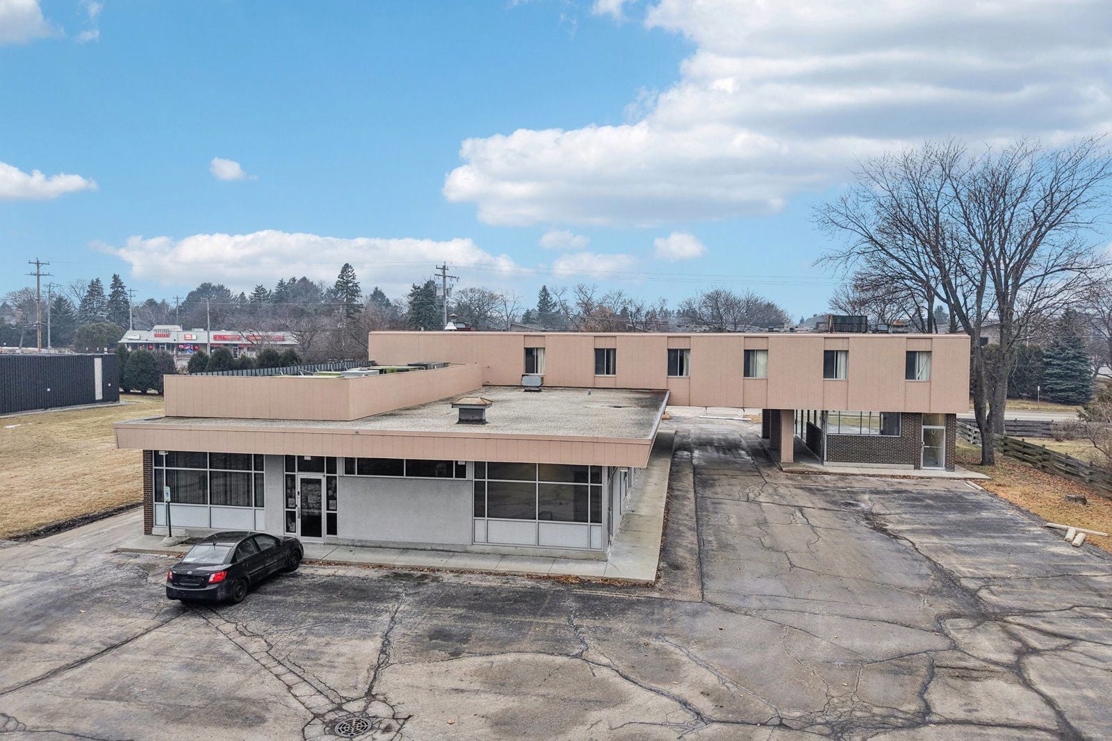 2-web-or-mls-N Port Washington Rd-S1802-002