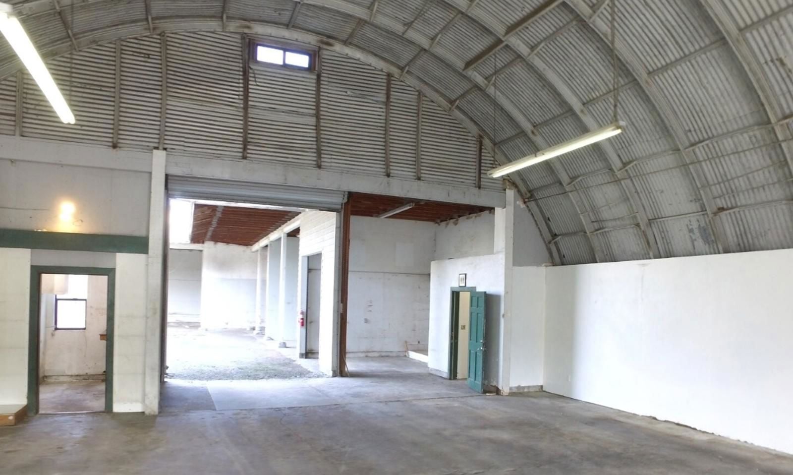 9-3196_Red Barn_Interior