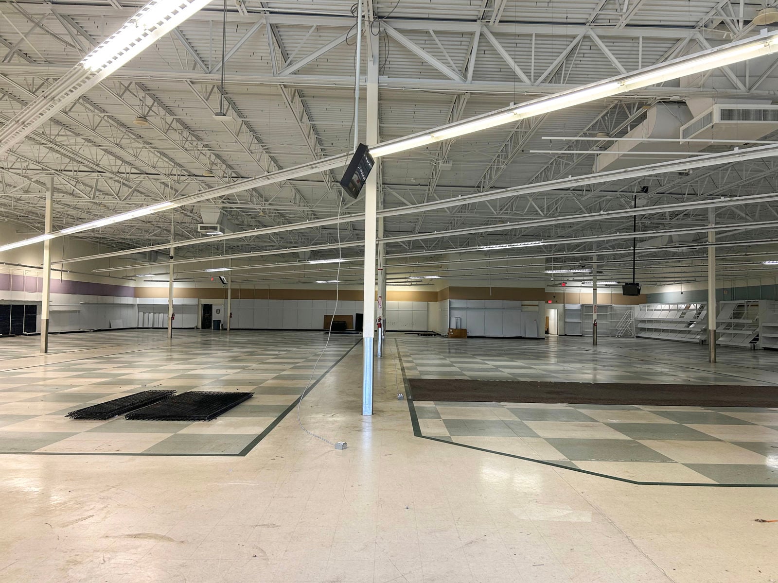 Former Joann End Cap 3665 North Rock Road - Image 4