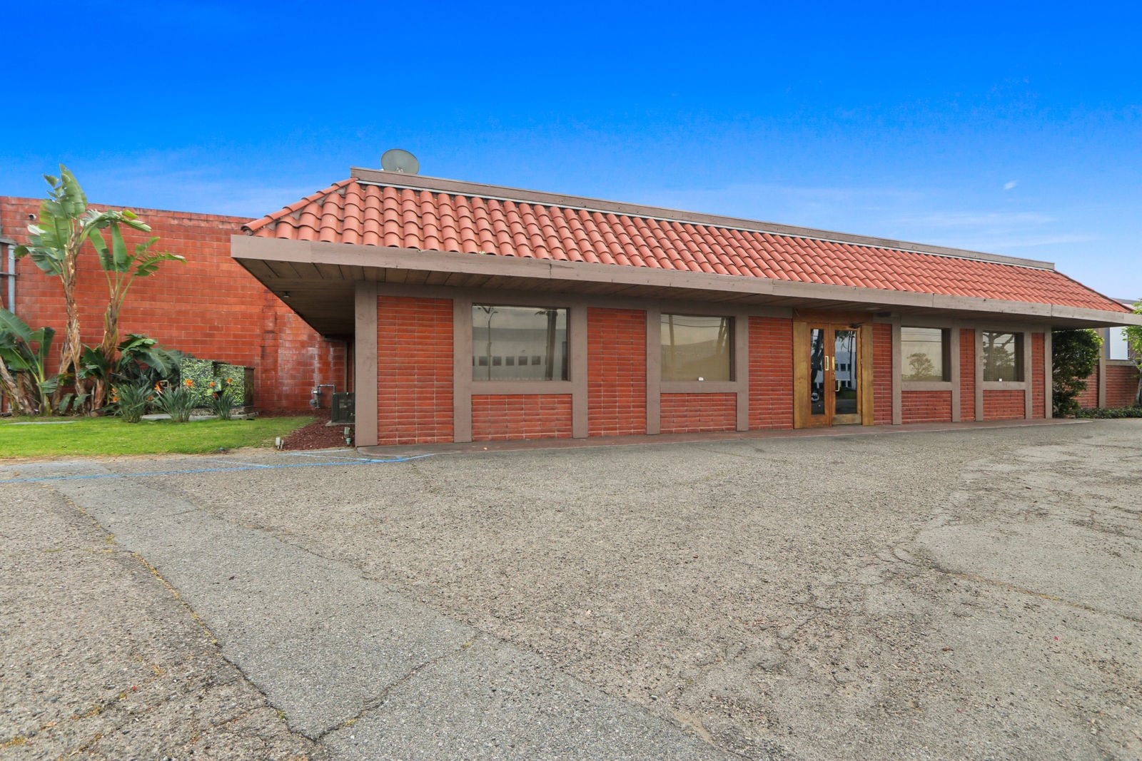 4900 La Palma Main_Exterior