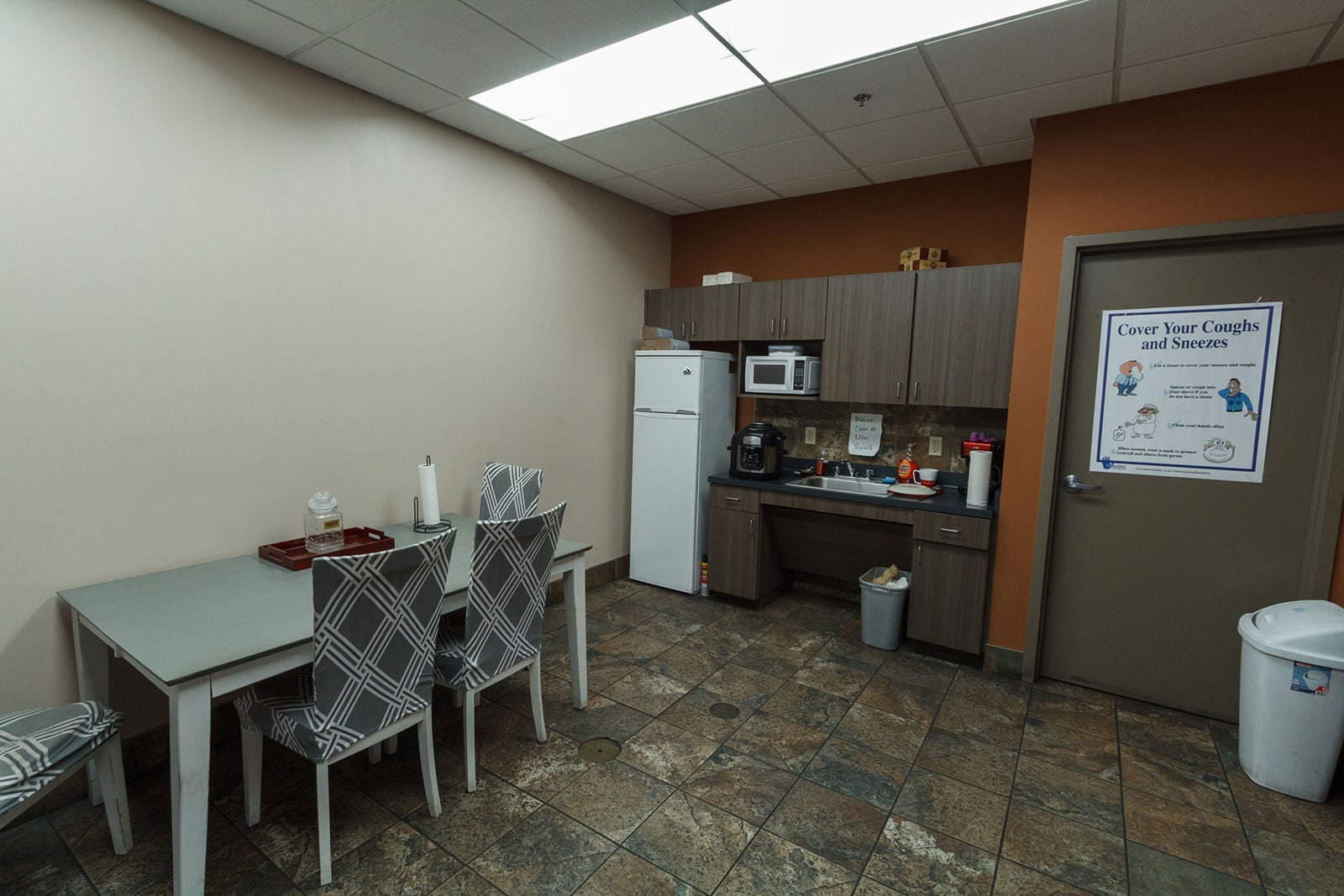 2775 Broadway_Ste200_breakroom_6998