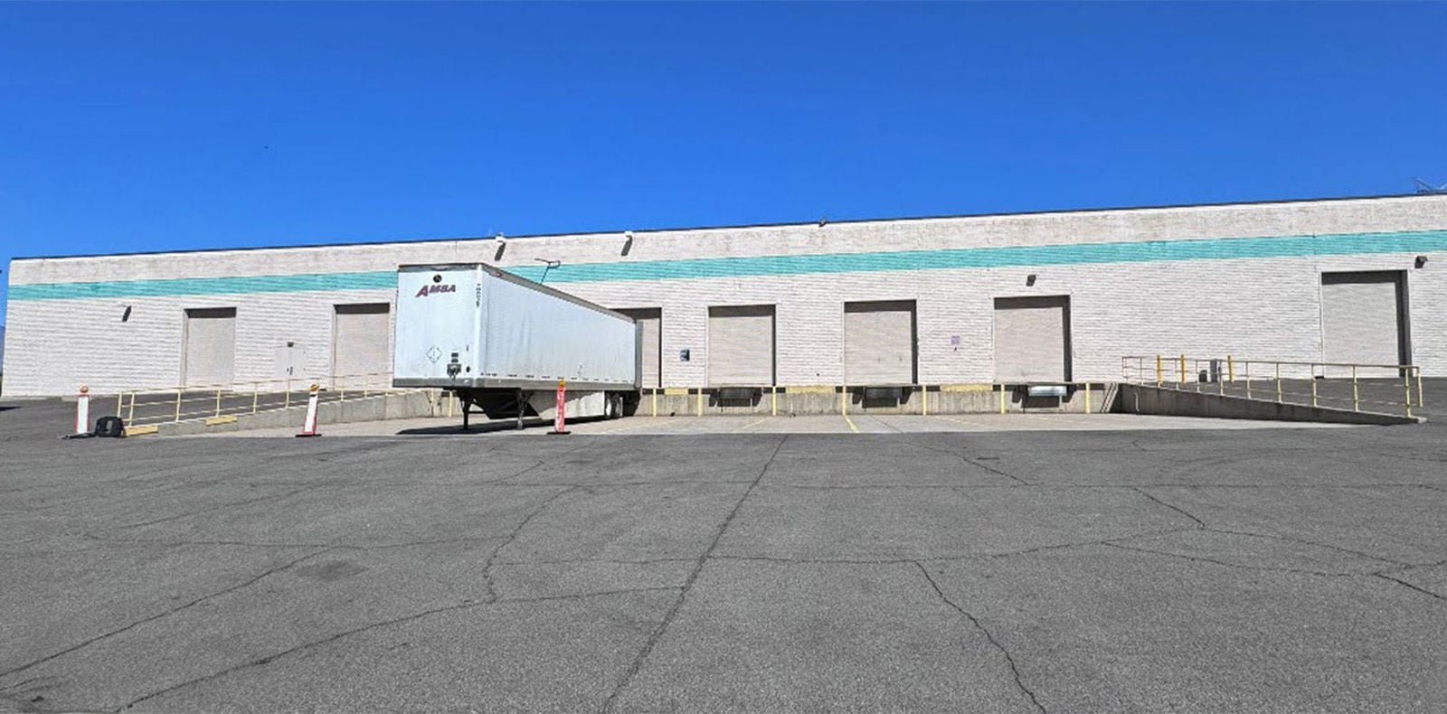 5580 S Nogales Hwy - bays