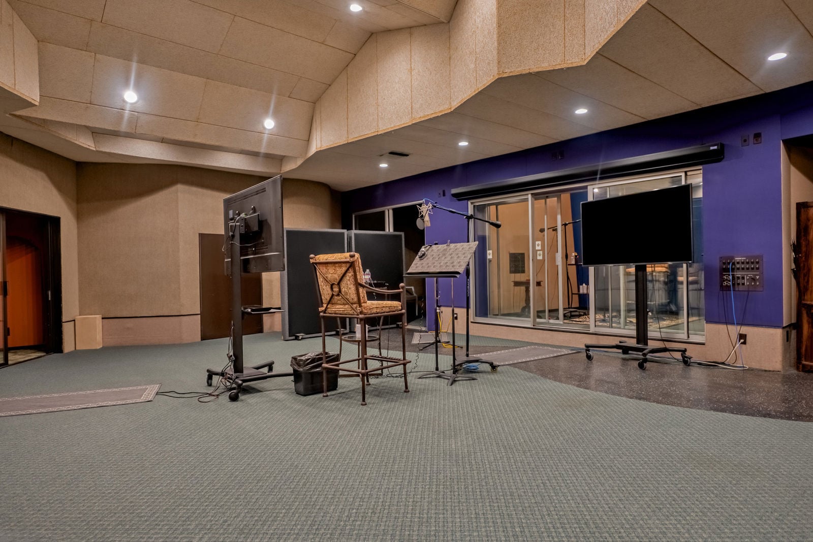 Studio A002