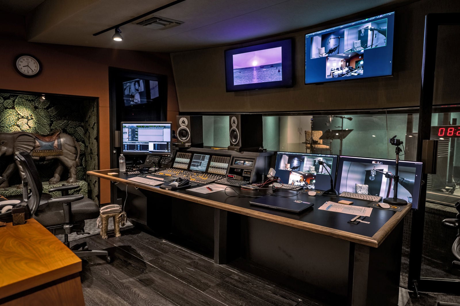 Studio B004