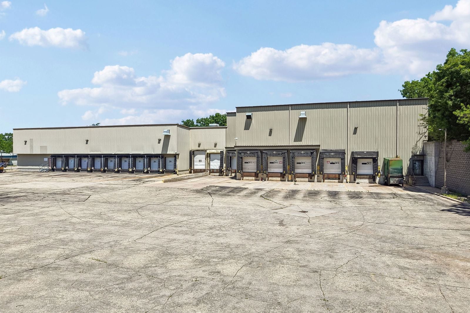 4484 Robertson Rd - Loading Docks