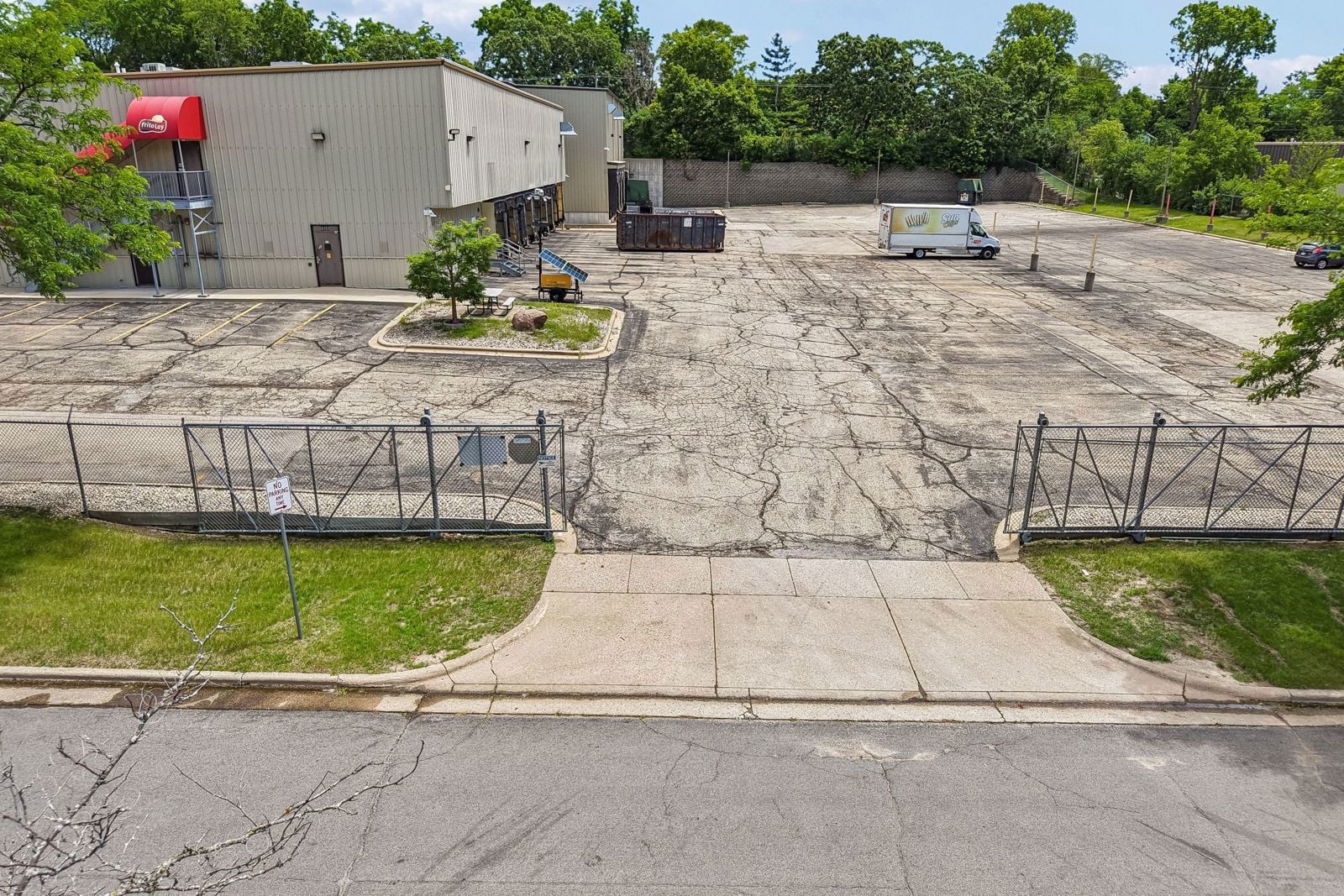 4484 Robertson Rd - Exterior 3