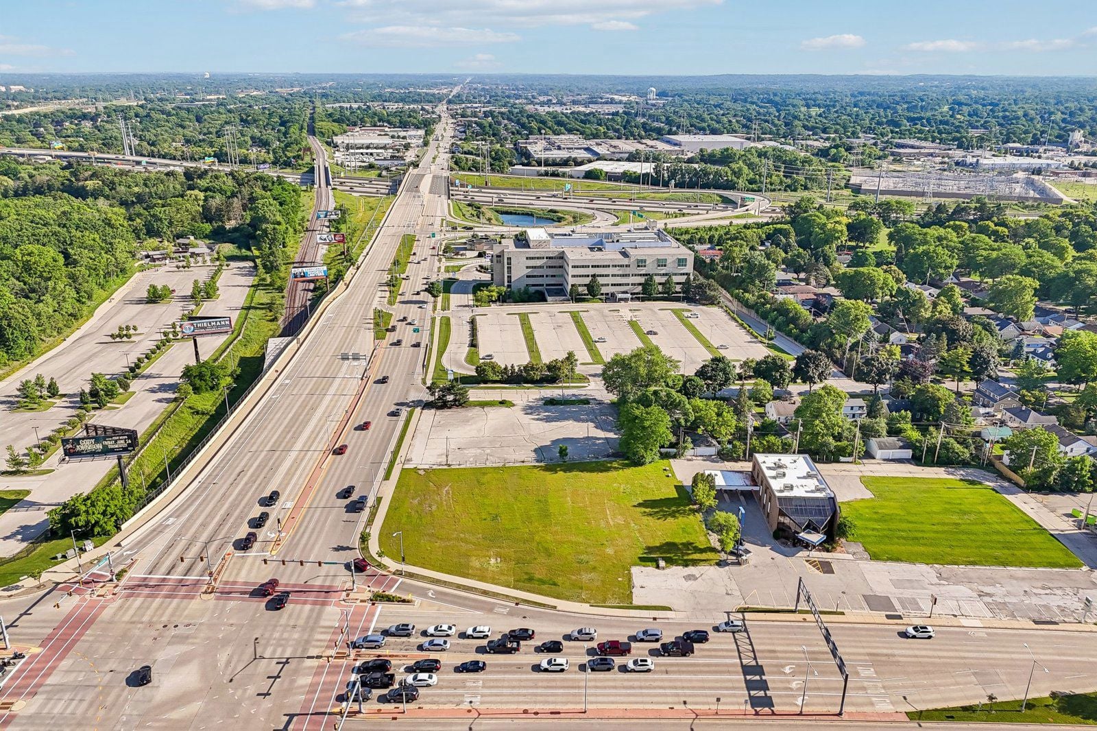 8-web-or-mls-W Bluemound Rd-S2706-009