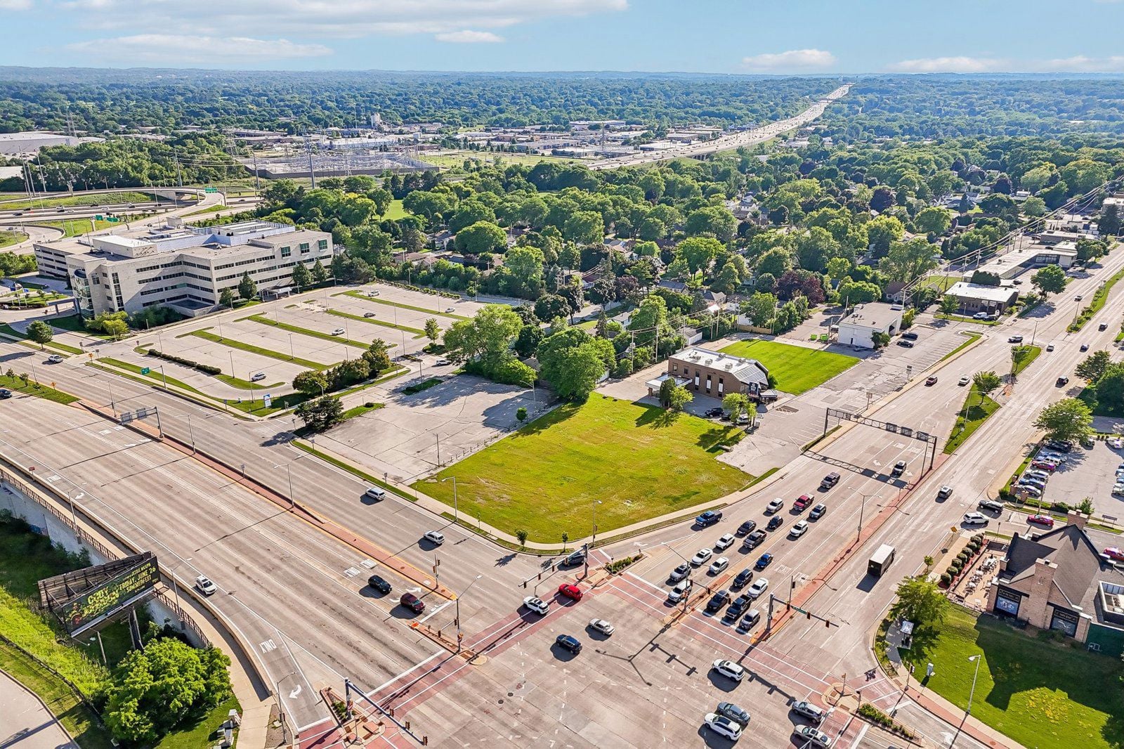 7-web-or-mls-W Bluemound Rd-S2706-007