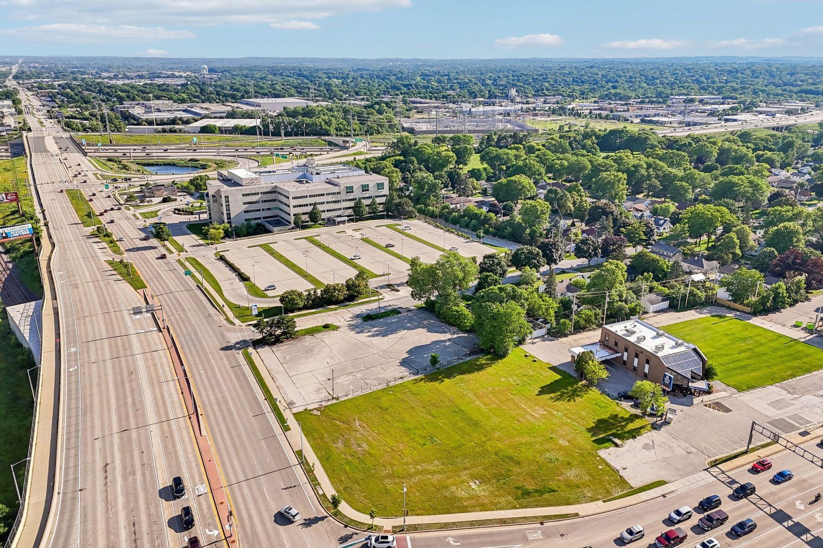 9-web-or-mls-W Bluemound Rd-S2706-010