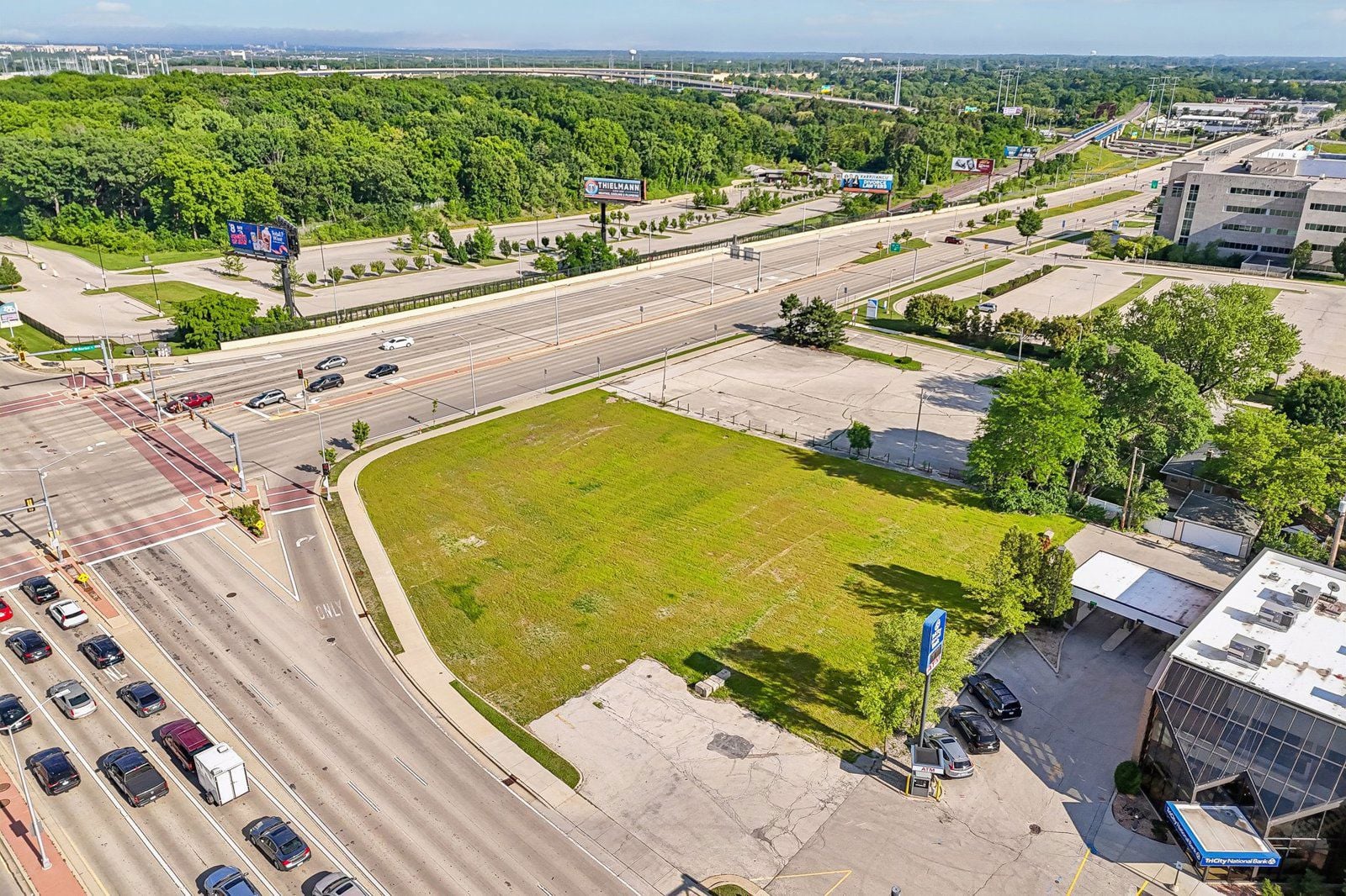 1-web-or-mls-W Bluemound Rd-S2706-001