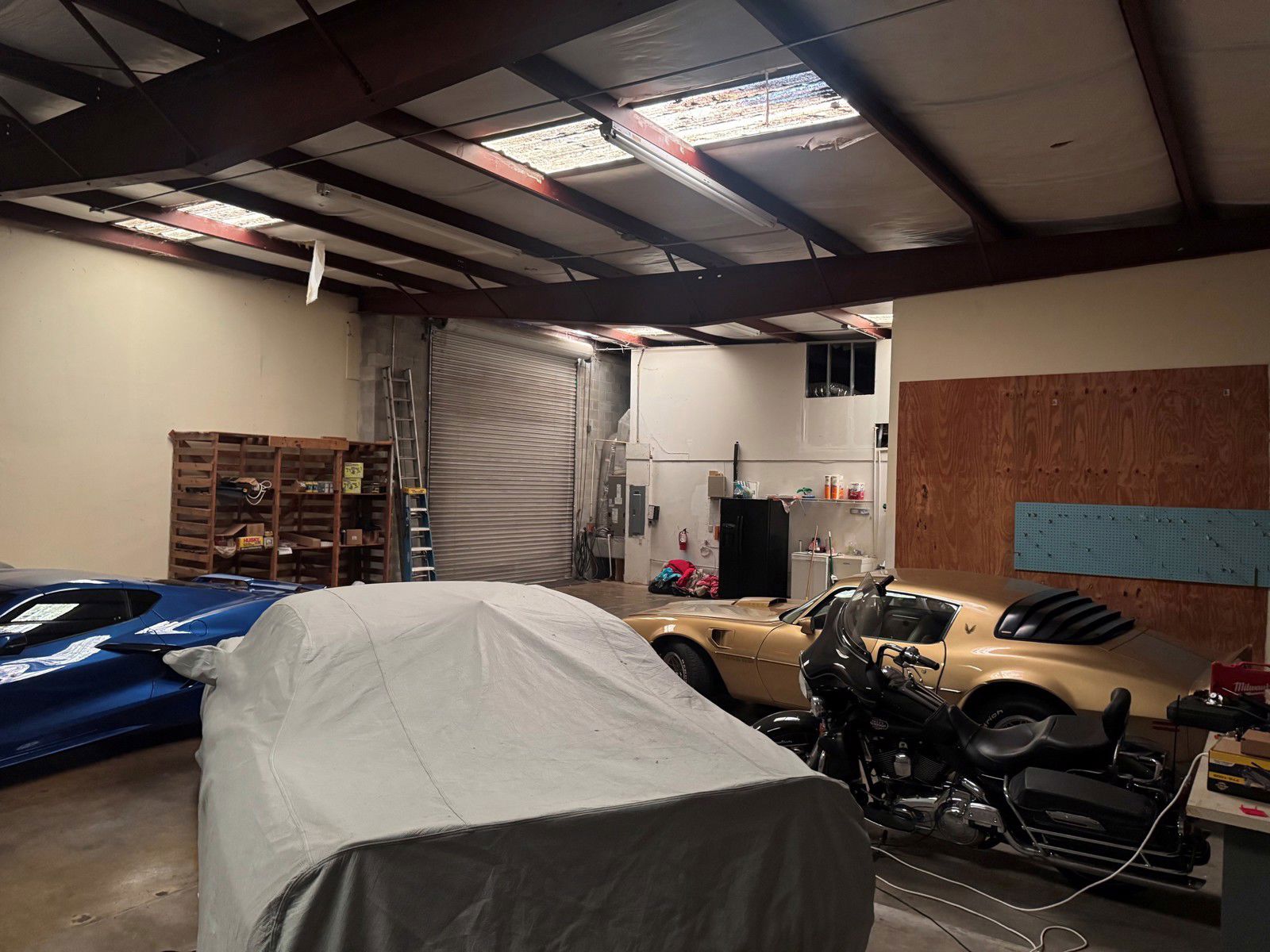 391 Corporate Dr - open storage with bay door