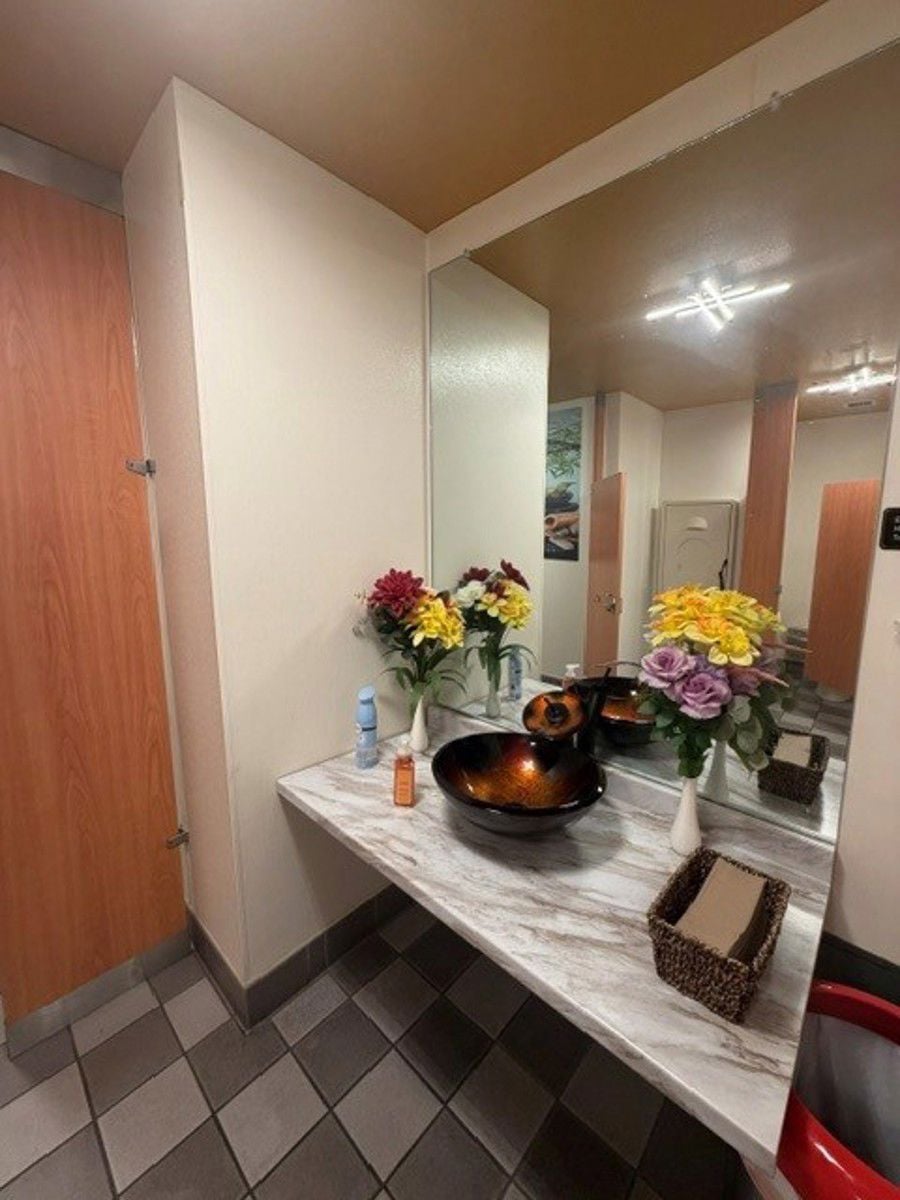 13312 Bathroom