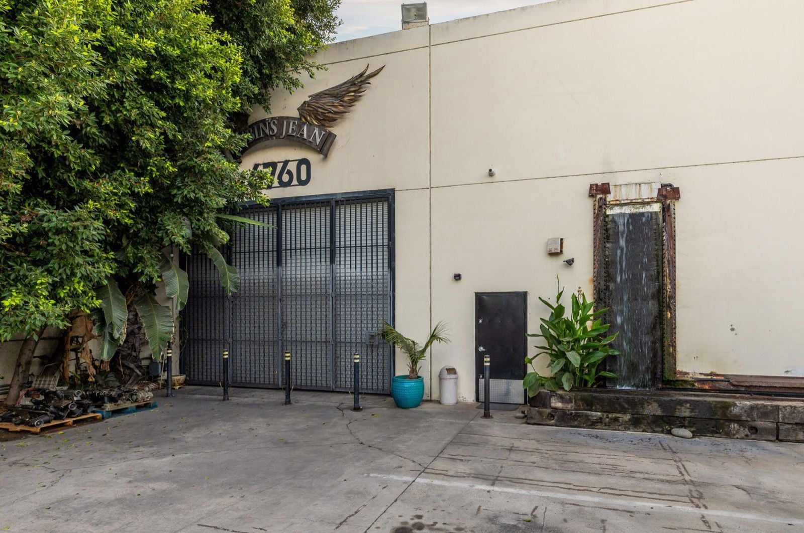 6760 Foster Bridge Blvd - Entrance