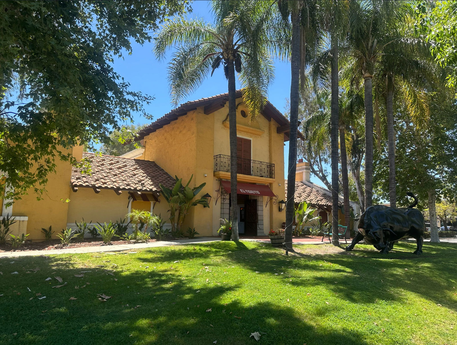 6040 Canoga Exterior 2