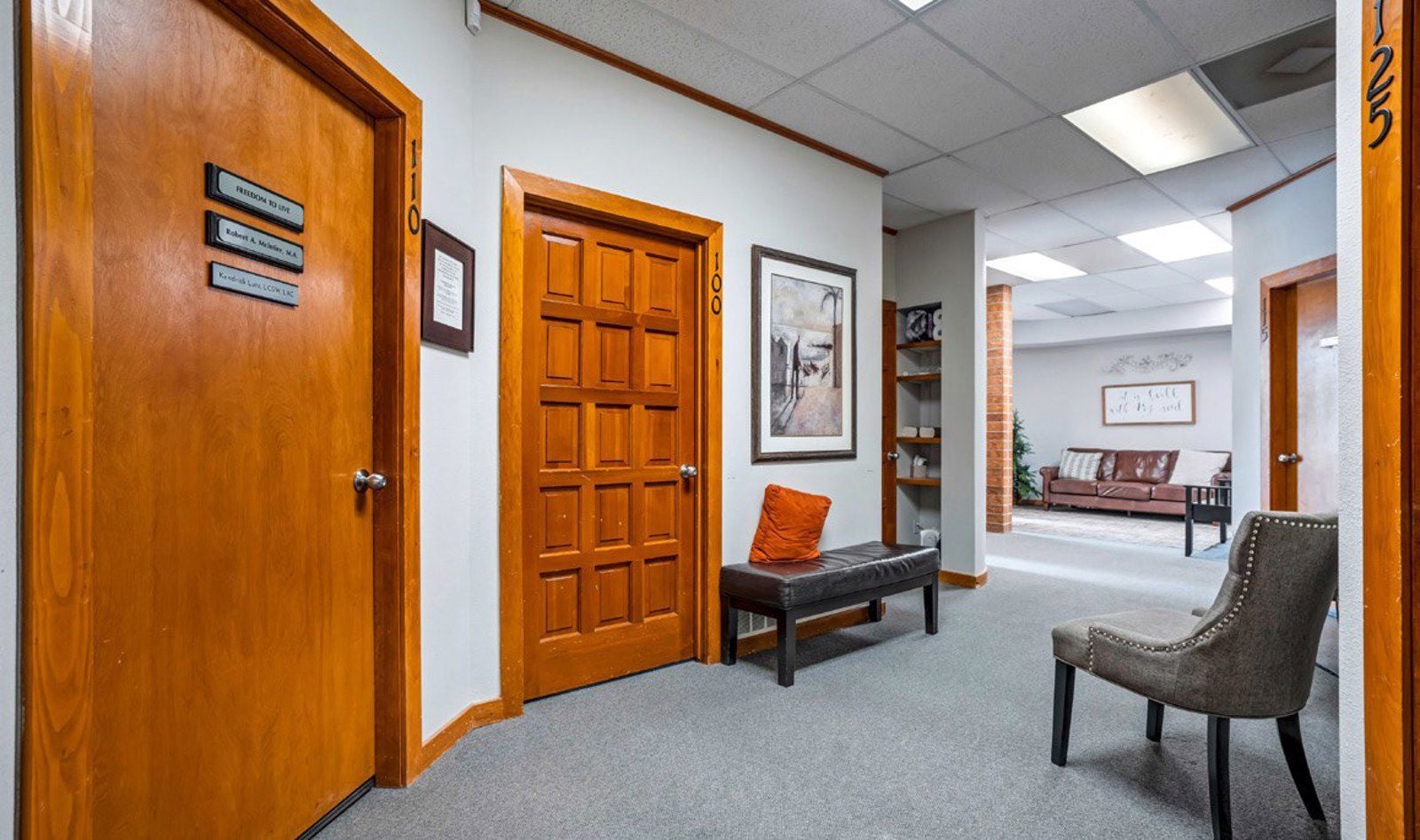 7025 Tall Oak Dr_Hallway