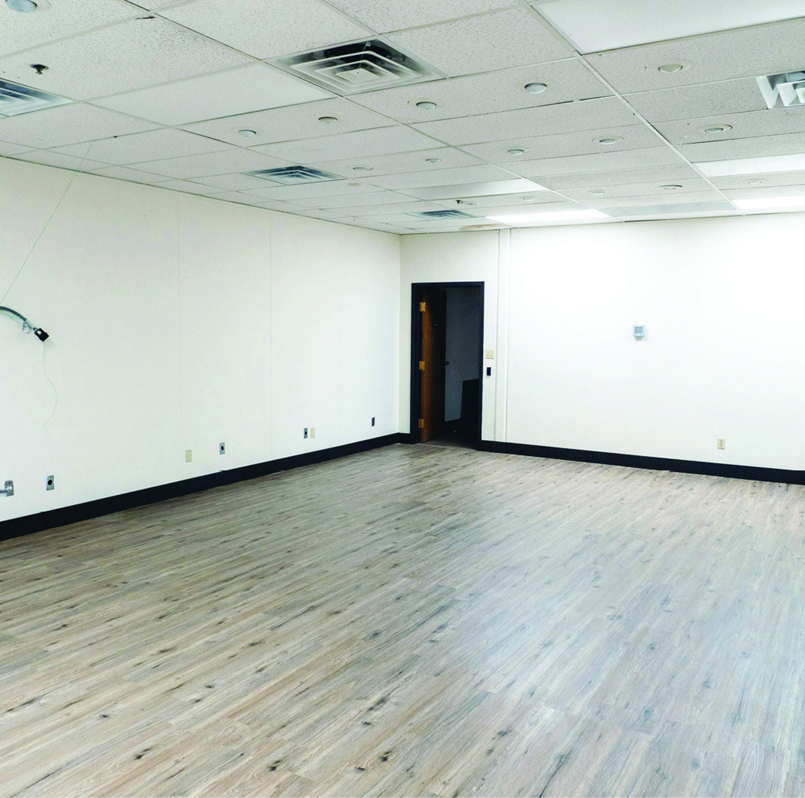 7720 Crown Point - For Sale / For Lease 7720 Crown Point Avenue - Image 6