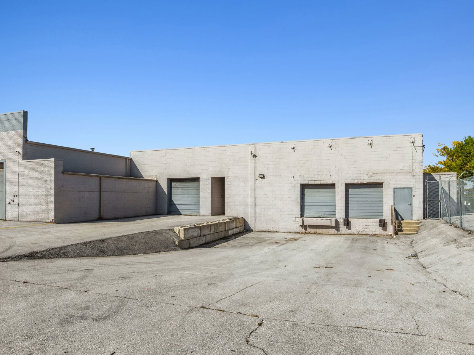 47521---7320-to-7400-W-Florist-Ave-Milwaukee-WI_05