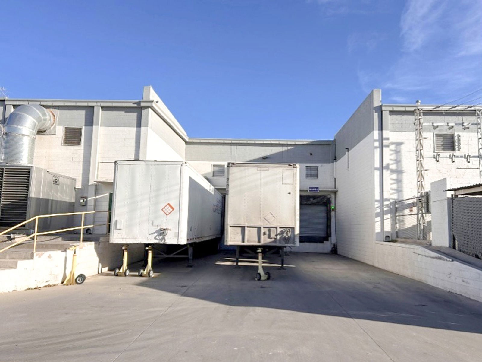 2040 El Cid - Exterior Dock Doors