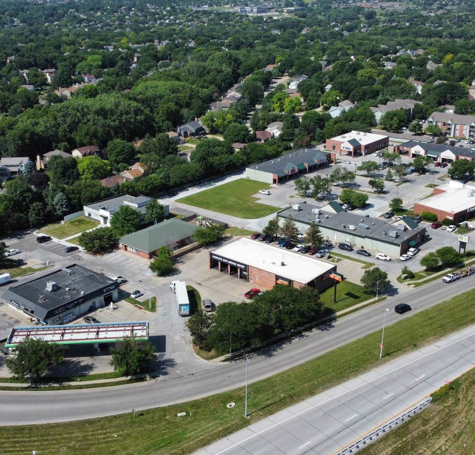 Green Fields Plaza 15615-15821 West Dodge Road - Image 1
