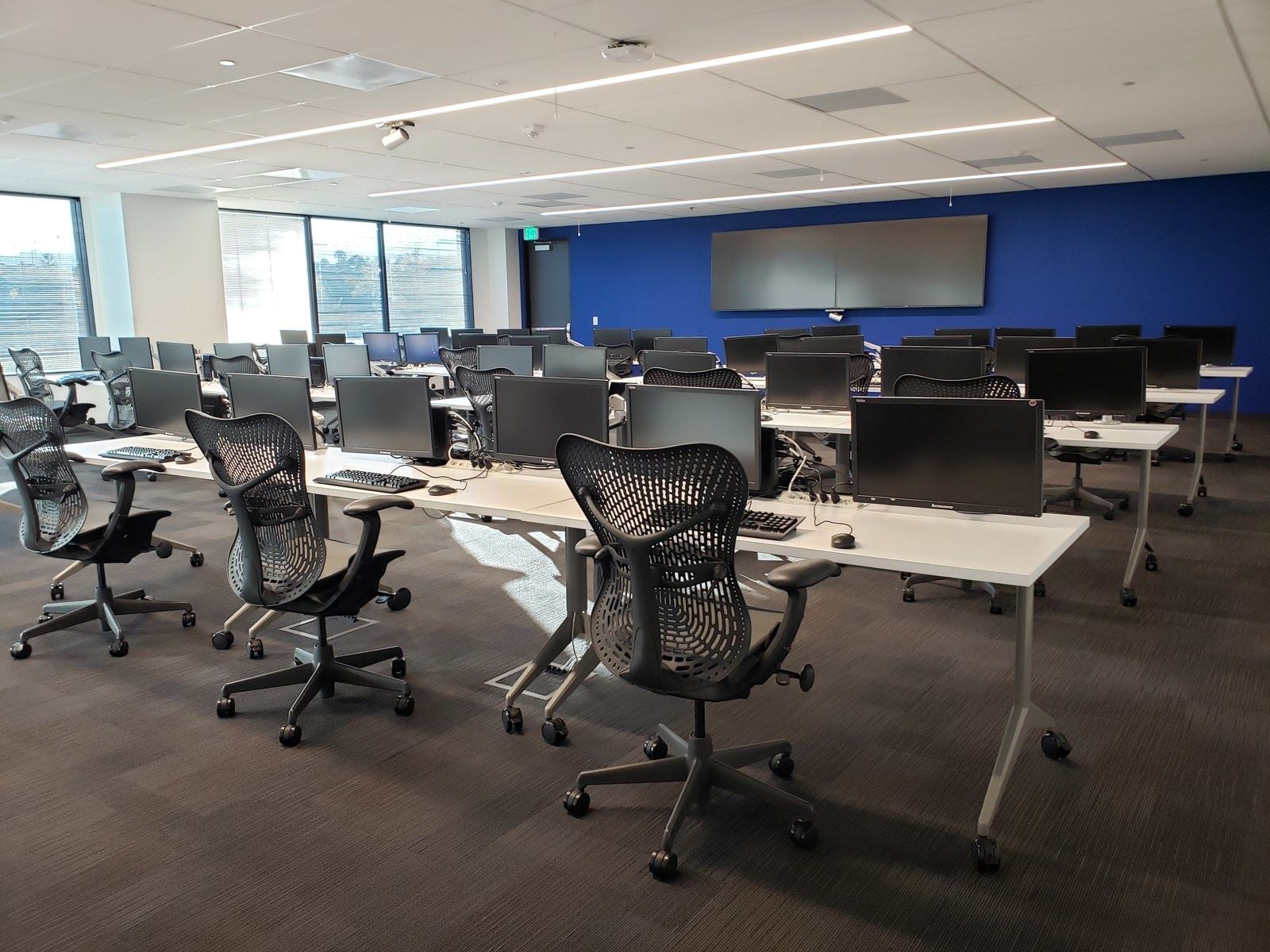 Crossing Business Center 10190 Covington Cross Drive - Image 9