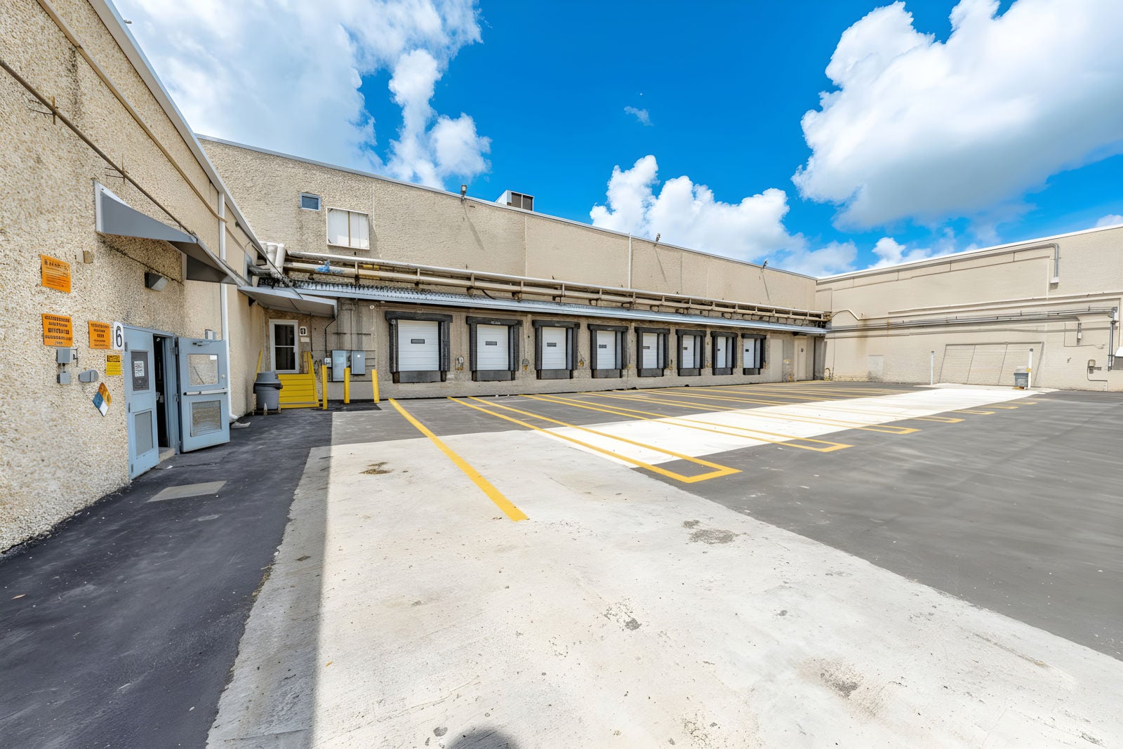 Exterior_18770NE6Ave_Mia26_4