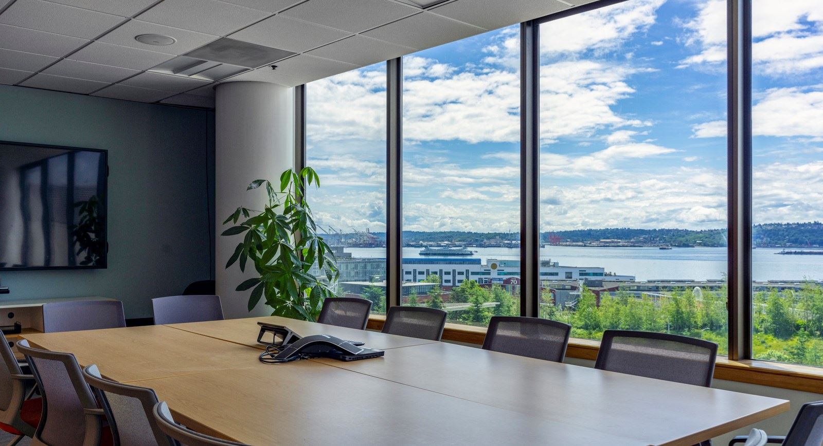3005_1st_ave_interior_before_conference_room_001