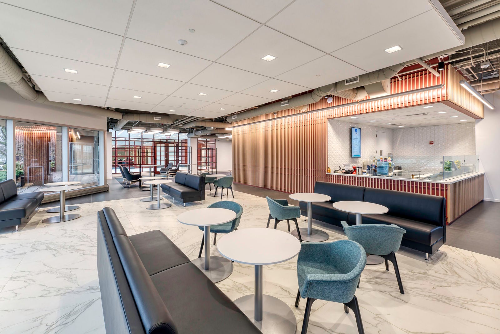 2443 Cafe_Uptown Lounge