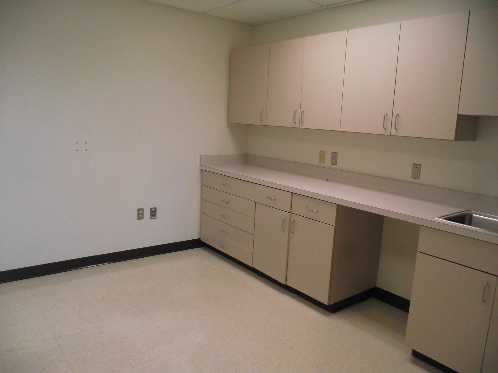 495 interior ste 218.JPG