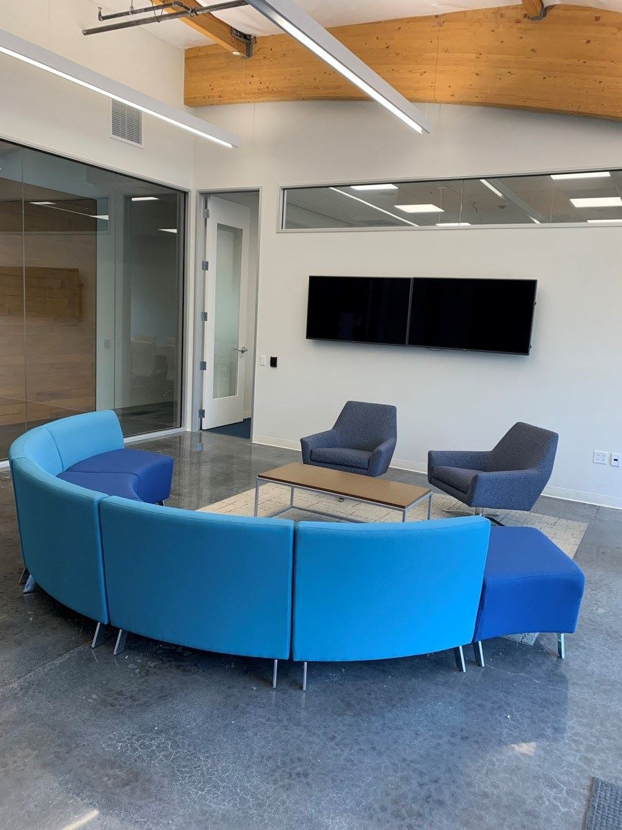 2728 Orchard - Lobby