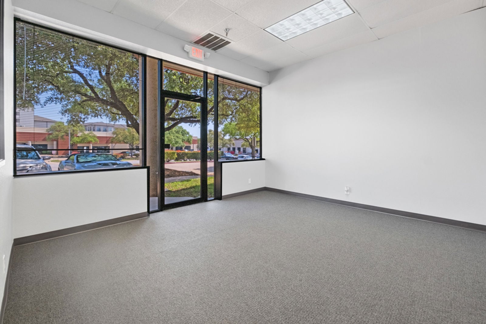 McKalla 4 - Suite 150 - 04 - Interior Entry