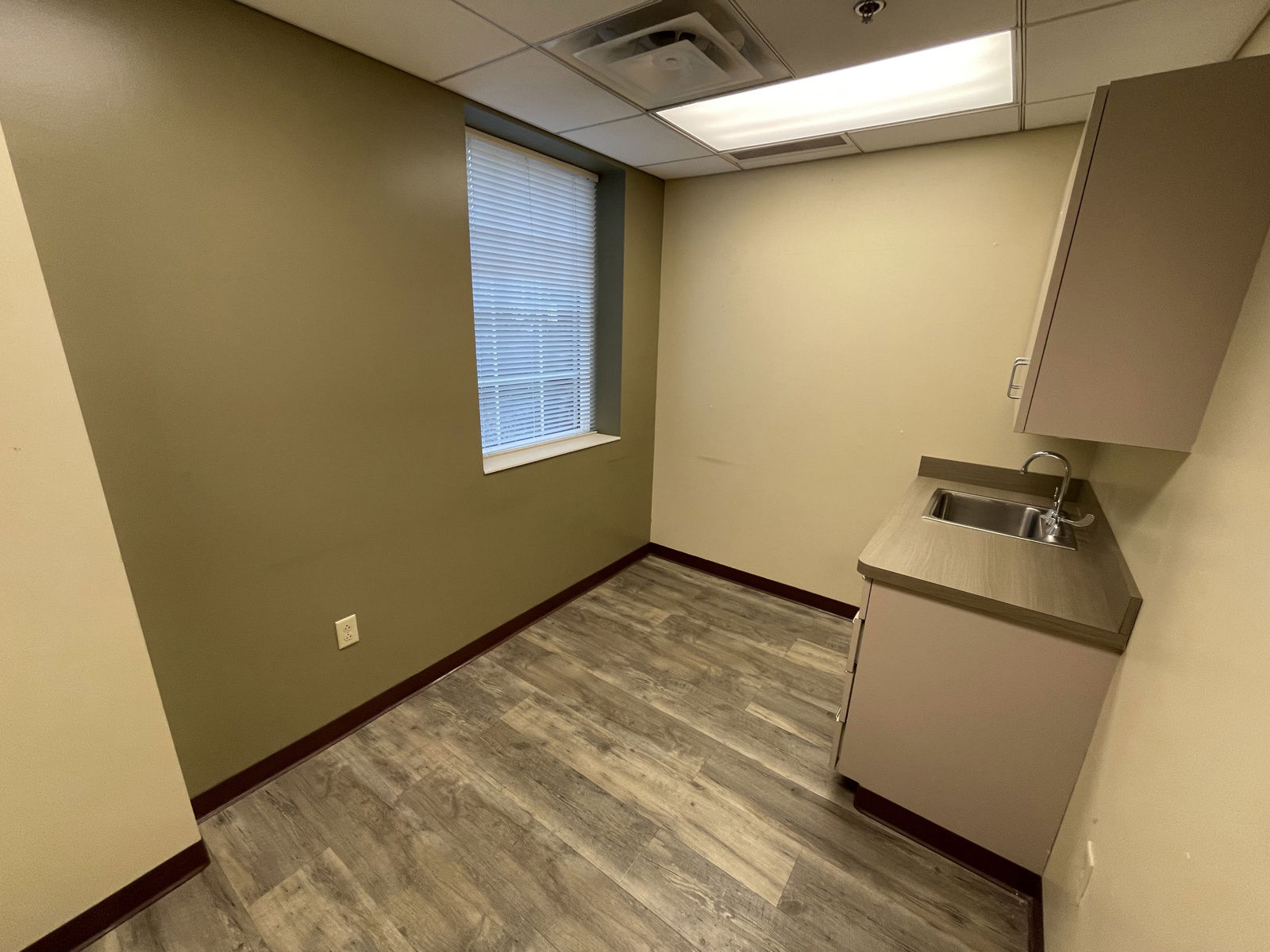 Suite T02 - Exam Room 2